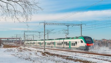 Электропоезд Stadler на перегоне зимой