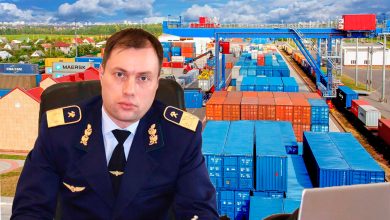 Мужчина в форме железнодорожника на фоне контейнерного терминала