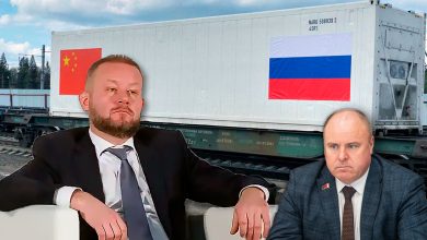 Коллаж: двое мужчин в креслах на фоне контейнера на платформе с флагами Китая и России