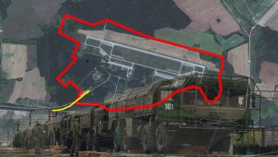 Спутниковый снимок аэродрома с обведённой красным территорией, на переднем плане военная техника