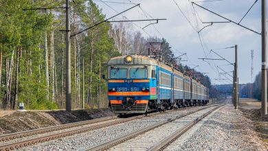 Электропоезд на двухпутном перегоне в лесу