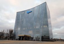 Многоэтажное стеклянное здание с логотипом БЖД