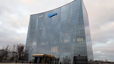 Многоэтажное стеклянное здание с логотипом БЖД