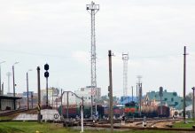 Пути сортировочной станции с мачтами освещения и светофорами