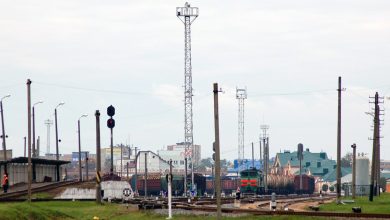 Пути сортировочной станции с мачтами освещения и светофорами