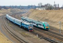 Два дизель-поезда на двухпутном перегоне в выемке