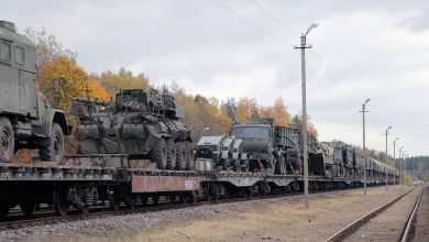 Воинский эшелон: военные грузовики и бронетехника на платформах