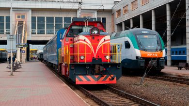 Маневровый тепловоз и электропоезд Stadler у платформы вокзала